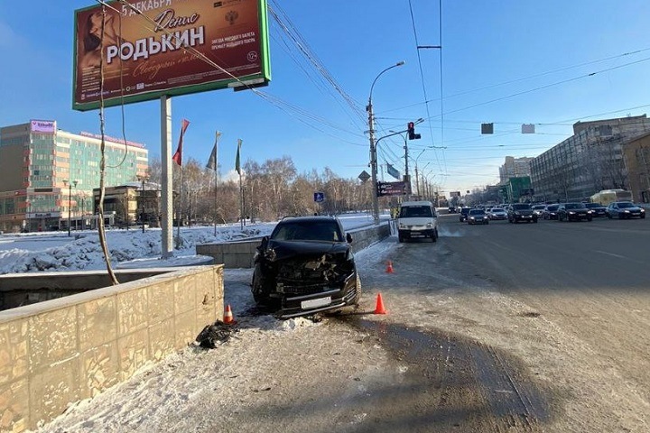Водитель влетел в подземный пешеходный переход в Новосибирске