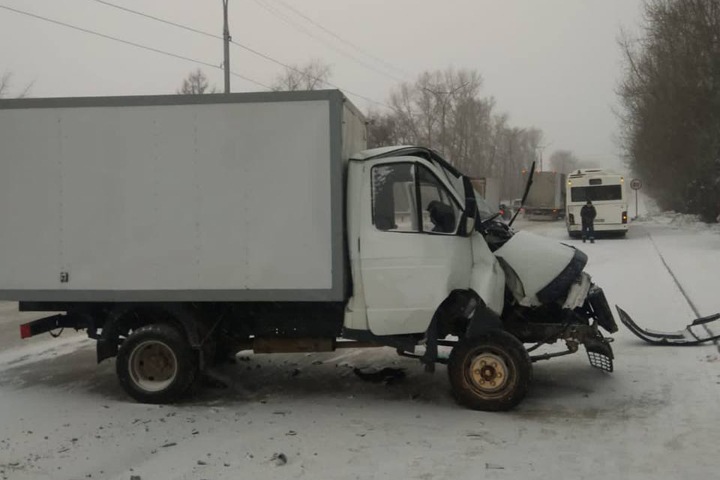 Трое пострадали при столкновении пассажирского автобуса с "Газелью" в Новосибирске
