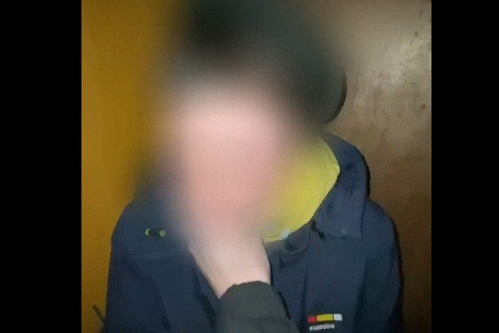Красноярские подростки заставляли школьника откусить голову голубю и избивали его