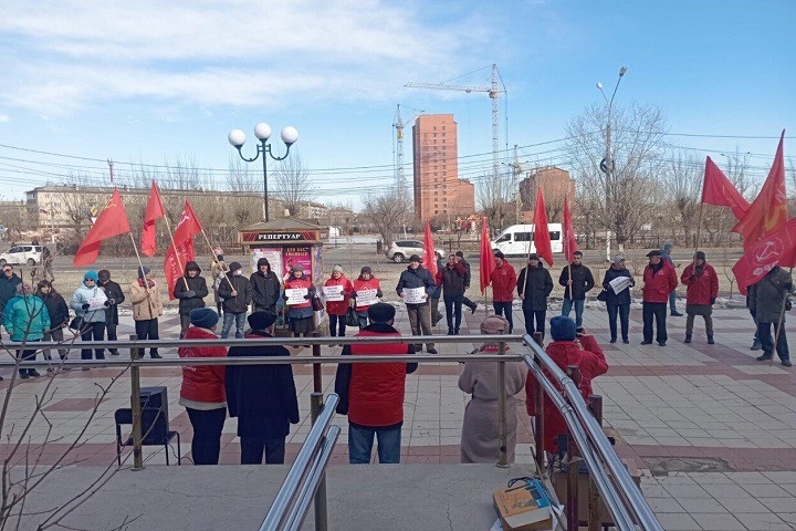 Забайкальцы выступили на митинге против сокращения зарплат и за отставку губернатора