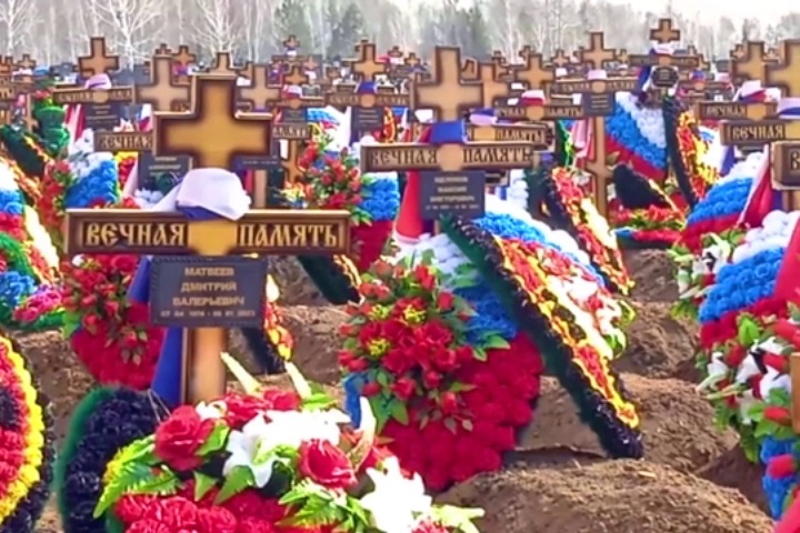 Массовое захоронение с символикой ЧВК «Вагнер» и российскими флагами найдено на кладбище в Новосибирске