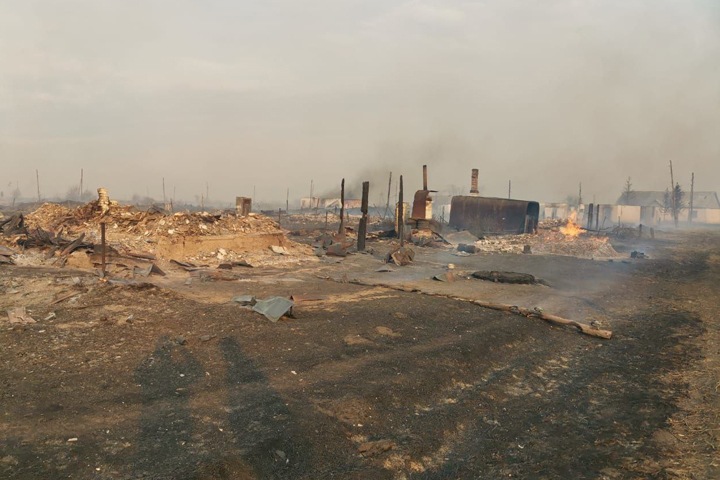 Еще одна омская деревня сгорела. Назначенного Путиным врио губернатора это «тревожит»