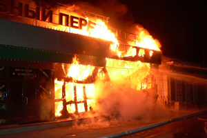 Крупный вещевой рынок сгорел в центре Иркутска (ФОТО)
