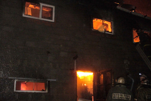 Омские пожарные эвакуировали 46 человек из-за пожара в парилке