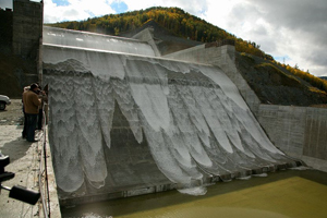 Начинается основной этап испытаний берегового водосброса Саяно-Шушенской ГЭС