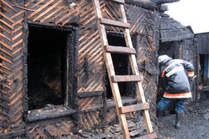 Восемь человек, в том числе двое детей, погибли при пожаре в жилом доме в Омске