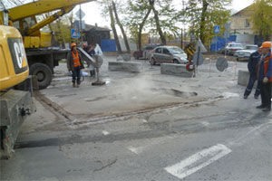 Асфальт провалился в центре Новосибирска, движение машин перекрыто