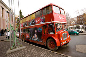МТС подключает томских студентов к тарифу в ретроавтобусе из Лондона (фото)