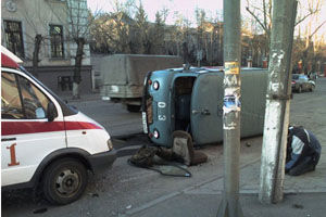 Пассажир «скорой помощи», попавшей в аварию, выпал из машины на дорогу (Барнаул)