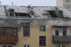 Шифер проломил крышу жилого дома в Красноярске, погибла 86-летняя женщина