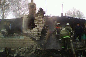 Семья из четырех человек сгорела при пожаре в жилом доме в Омской области