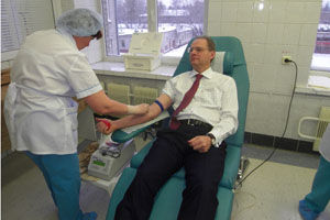 Новосибирский губернатор впервые в жизни сдал кровь