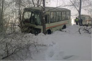 Автобус сбил в Новосибирске троих пешеходов, женщина и ребенок погибли на месте