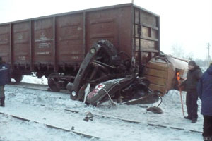 Бензовоз столкнулся с поездом в Иркутской области, есть погибшие и пострадавшие (фото)