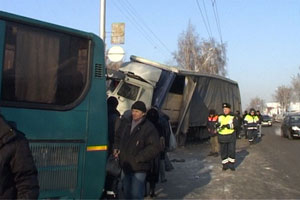 Междугородний автобус столкнулся в Новосибирске с грузовым «МАЗом», есть пострадавшие