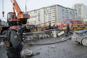 Прекращено уголовное дело по факту падения на дорогу в Красноярске башенного крана