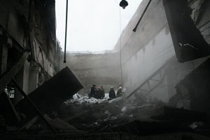 Обрушение крыши арматурного цеха ООО «Дискус Плюс» в Новосибирске: фоторепортаж
