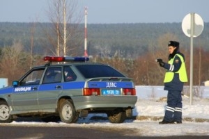 Сотрудники ДПС в Красноярском крае, пытаясь остановить иномарку, застрелили ее пассажирку