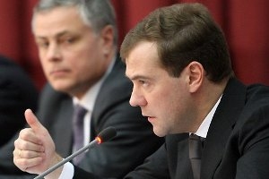 Медведев прилетел в Иркутск, где проведет заседание Госсовета