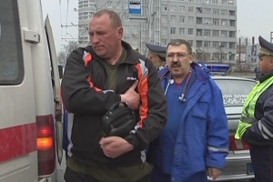 Таксисты подрались рядом со зданием правительства Новосибирской области, один ранен