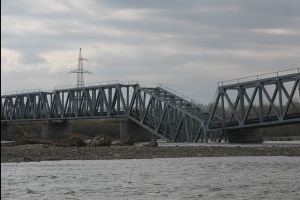 Режим ЧС объявлен в Хакасии в связи с обрушением железнодорожного моста через реку Абакан