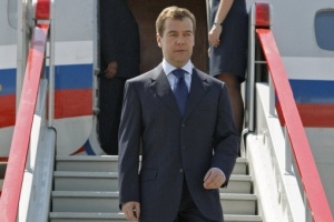 Дмитрий Медведев переживает, что сибиряки вынуждены летать друг к другу в гости через Москву