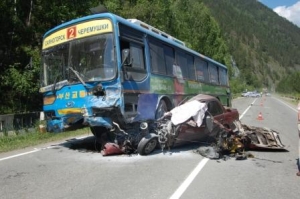 Один человек погиб, еще пять пострадали при столкновении машины и автобуса в Хакасии