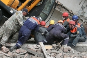 Спасатели вытащили тело рабочего из-под завалов общежития в Красноярске