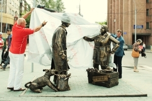 Скульптор из Барнаула создал для Новосибирска памятник рыночным отношениям