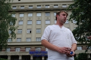Молодой житель Новосибирской области проводит голодовку возле здания облправительства