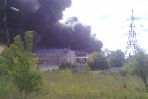 На горящем складе в Кировском районе Новосибирска произошел небольшой взрыв — очевидцы