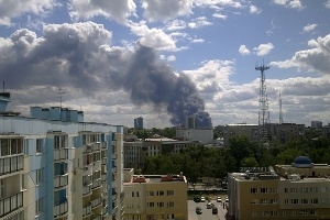 Пожар на складе в Новосибирске локализован, проводится проливка конструкций — МЧС