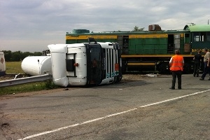 Локомотив протаранил грузовик на переезде в Омской области, никто не пострадал