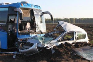 Семья из четырех человек погибла при столкновении автомобиля с туристическим автобусом на Алтае
