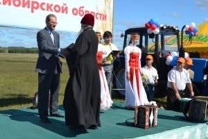 Новосибирская епархия РПЦ получила в подарок от губернатора трактор МТЗ-82