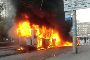 Пассажирский автобус в Новосибирске взорвался в результате ДТП на Красном проспекте (видео)