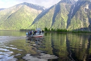 Сотрудники МЧС подняли со дна Телецкого озера затонувший с туристами катер