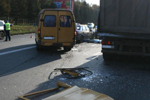 Один человек погиб, шесть пострадали в ДТП с участием маршрутки и двух автомобилей в Омске