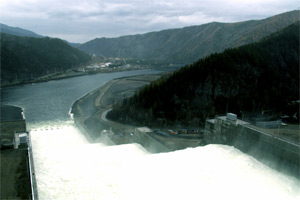 Завершено строительство берегового водосброса Саяно-Шушенской ГЭС