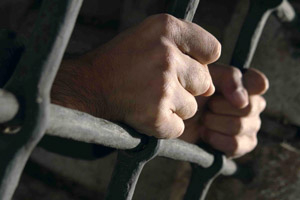 32-летний задержанный найден повешенным в изоляторе в Алтайском крае
