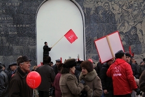 Музыка «белых» и бабушки «красных»: 7 ноября в Новосибирске обошлось без революции (фото и видео)