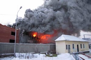 Завод измерительных приборов горит в Томске: площадь пожара 300 кв. метров