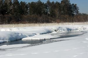 10-летняя школьница из Иркутской области провалилась под лёд, гуляя по реке