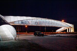 Пешеходный мост за 31 млн рублей с дизайнерской подсветкой и лифтами открылся напротив «Новосибирск Экспоцентра»