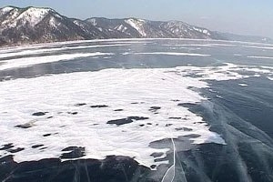 Двух человек спасли из провалившегося под лёд автомобиля на Байкале
