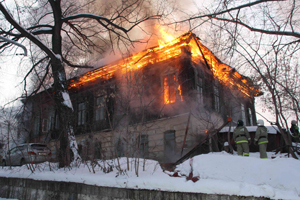 Крупный пожар в жилом доме произошёл в Томске (фото)