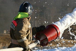 Иркутские пожарные успели спасти из горящего депо технику для тушения огня
