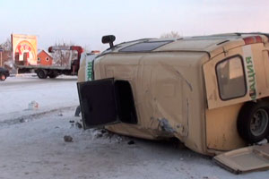 Новосибирский инкассатор скончался после столновения бронеавтомобиля со столбом