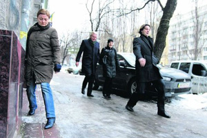 Супруги из Красноярского края отсудили 52 000 рублей за падение на скользком крыльце