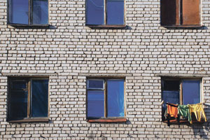 Житель Алтайского края купил за 70 000 рублей общежитие в Заринске вместе с 89 жильцами